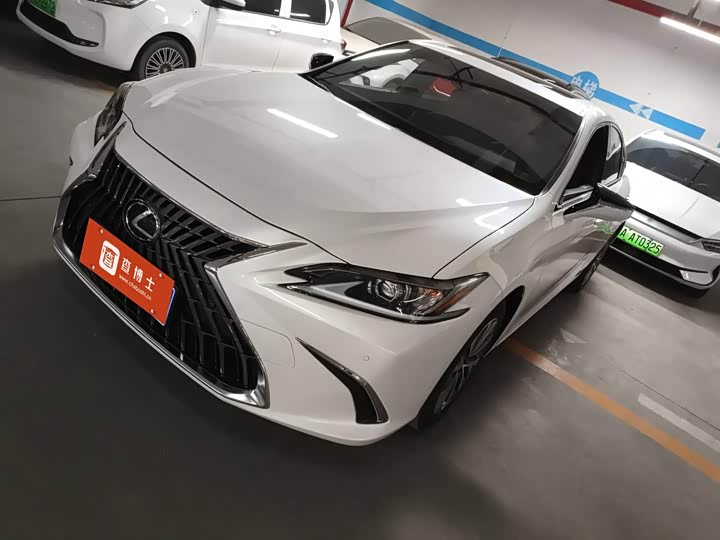 Фото 1 - Lexus ES