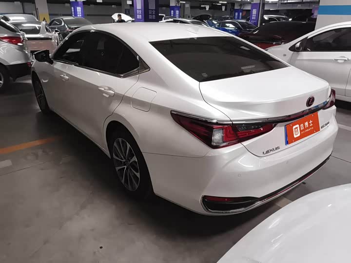 Фото 4 - Lexus ES