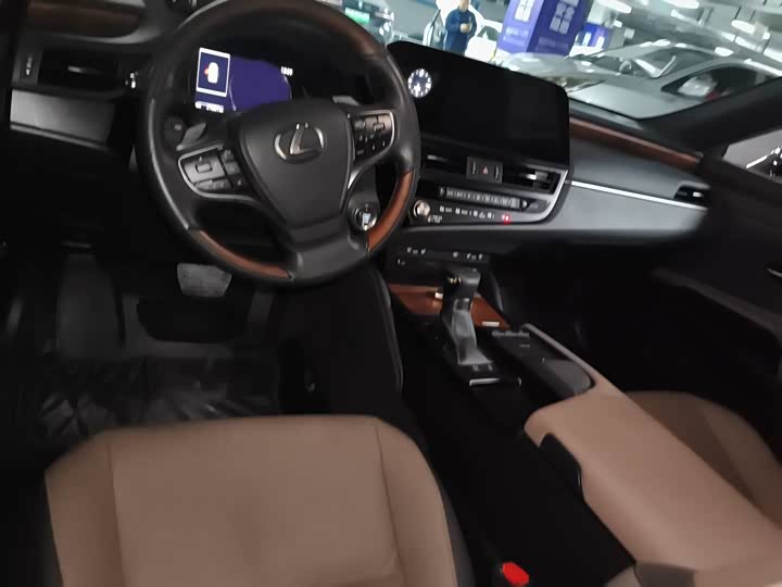 Фото 7 - Lexus ES