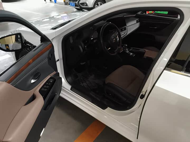 Фото 8 - Lexus ES