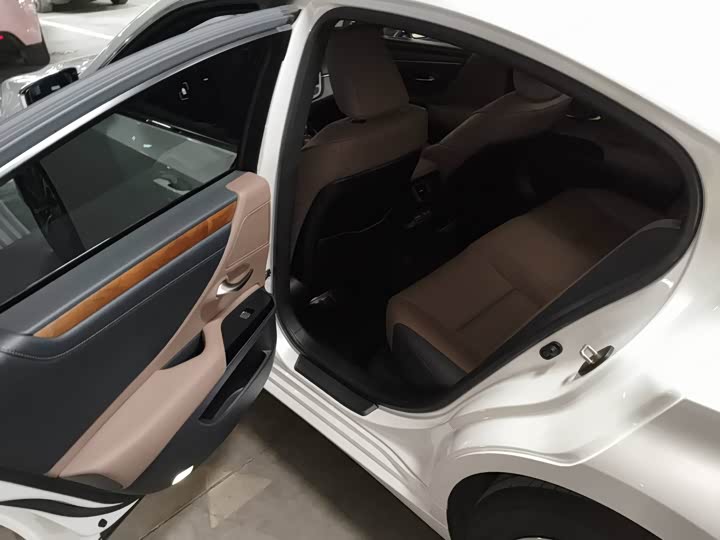 Фото 9 - Lexus ES