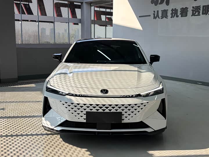 Фото 3 - Changan UNI-V Hybrid