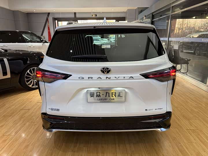 Фото 4 - Toyota Granvia