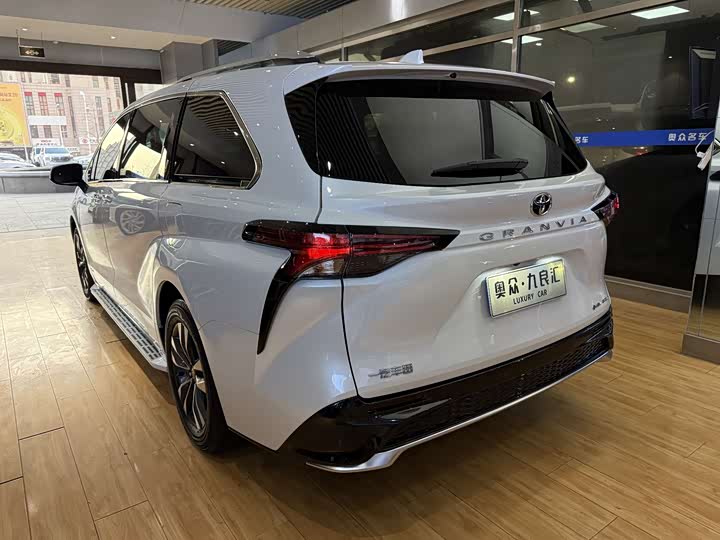 Фото 5 - Toyota Granvia