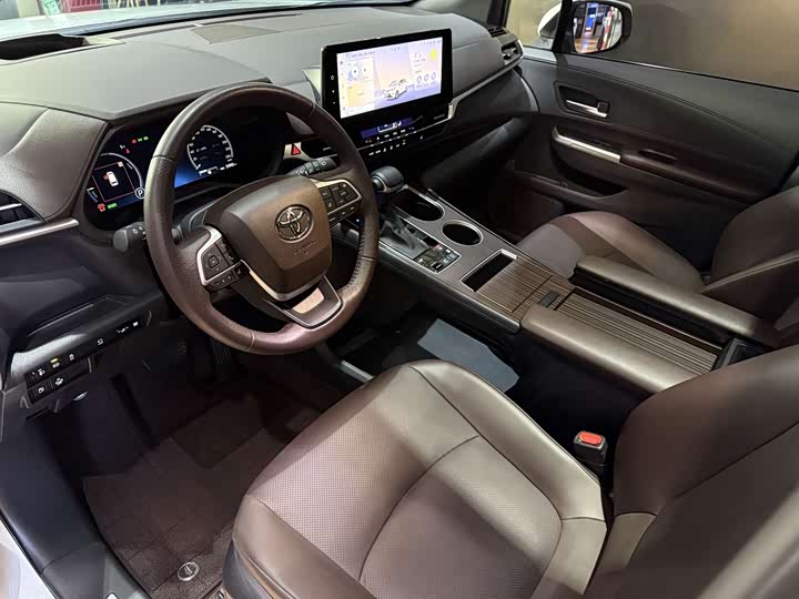 Фото 9 - Toyota Granvia