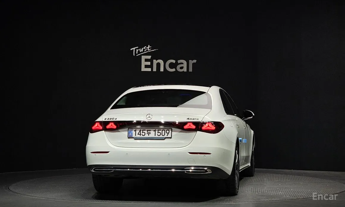 Фото 4 - Mercedes-Benz E-Class