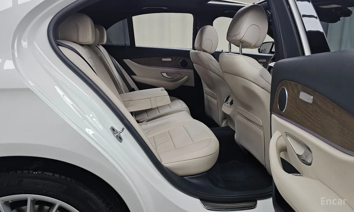 Фото 12 - Mercedes-Benz E-Class