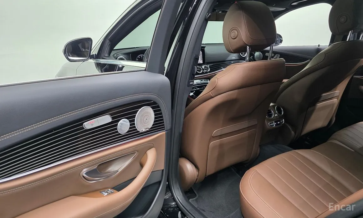 Фото 18 - Mercedes-Benz E-Class