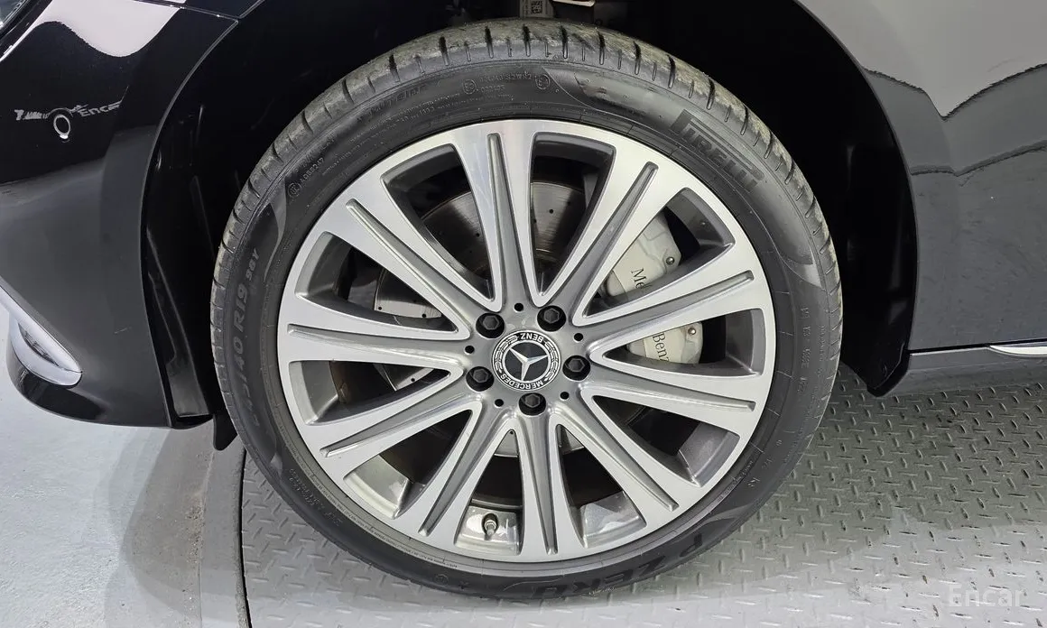 Фото 5 - Mercedes-Benz E-Class