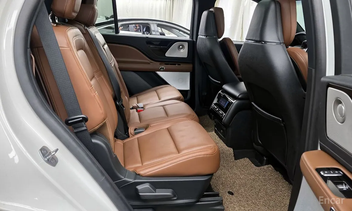 Фото 12 - Lincoln Aviator