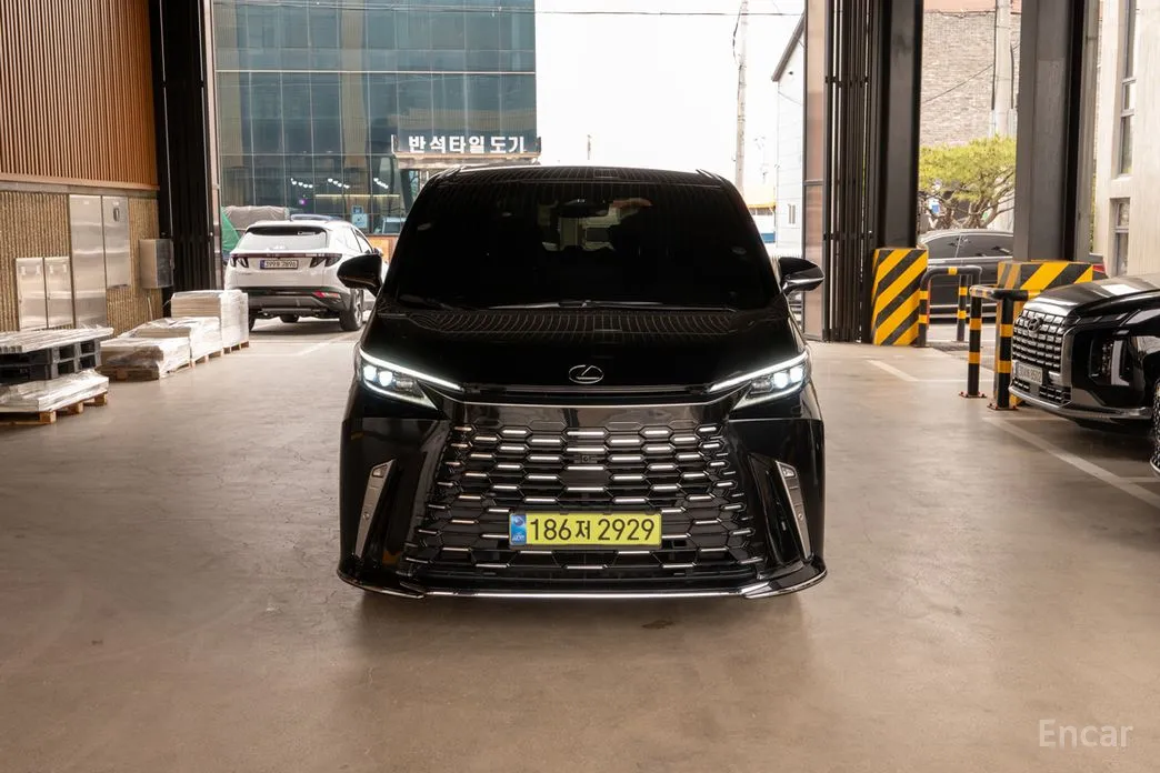 Фото 2 - Lexus LM