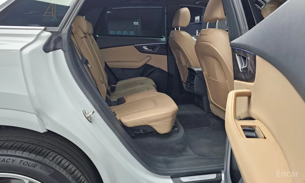 Фото 12 - Audi Q8