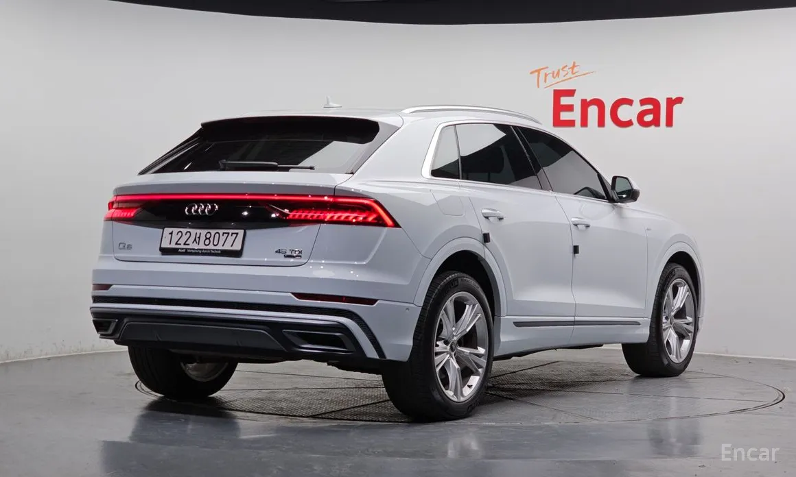 Фото 2 - Audi Q8