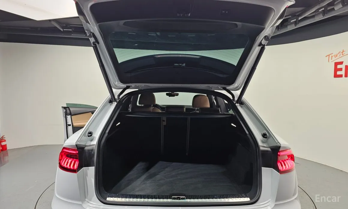 Фото 20 - Audi Q8