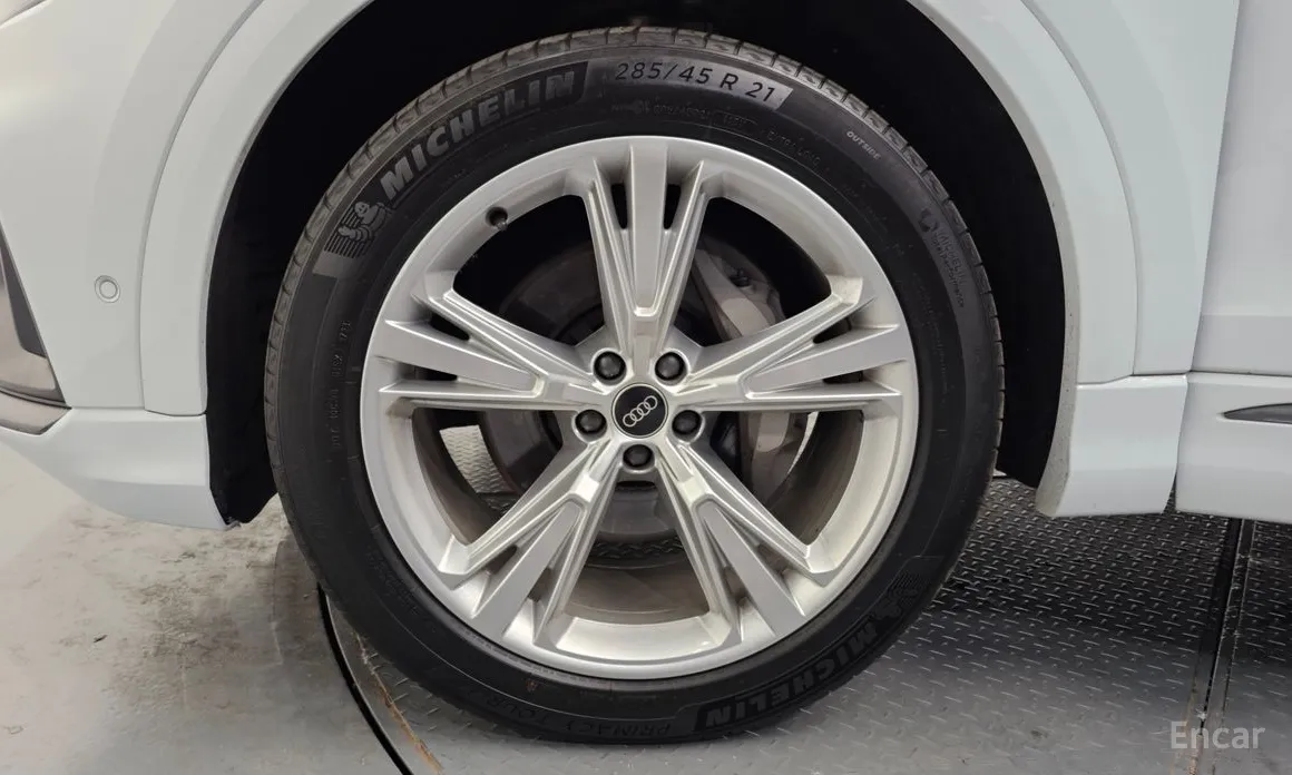 Фото 5 - Audi Q8