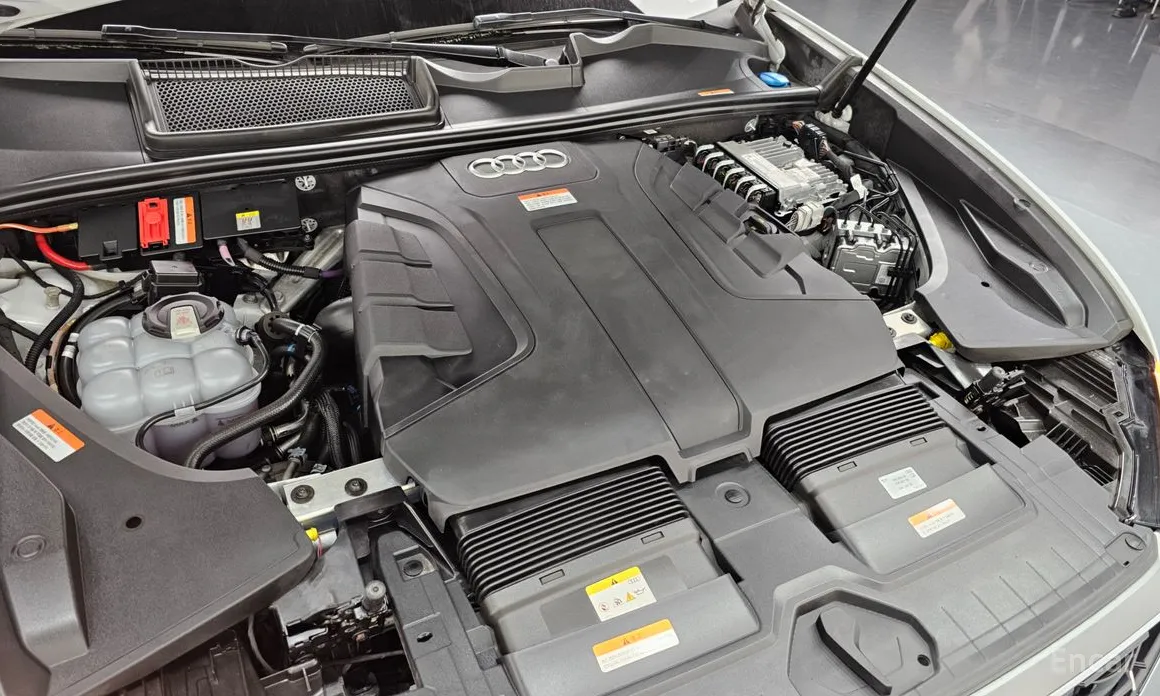 Фото 6 - Audi Q8