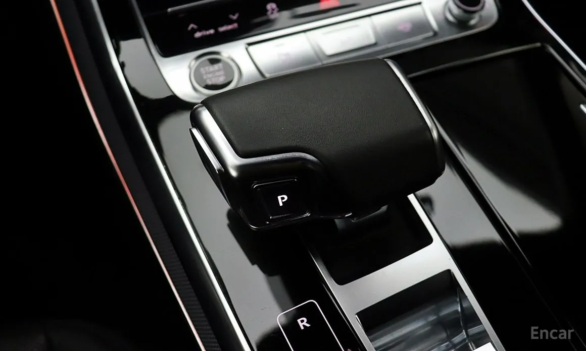 Фото 13 - Audi Q8