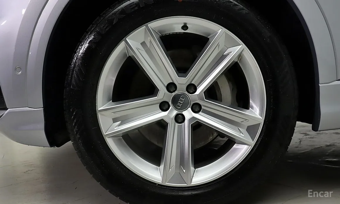 Фото 5 - Audi Q8