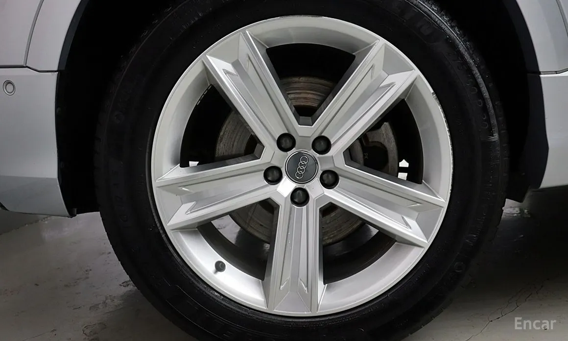 Фото 7 - Audi Q8