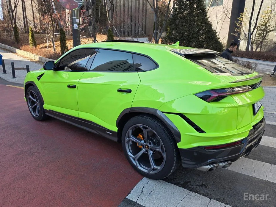 Фото 2 - Lamborghini Urus