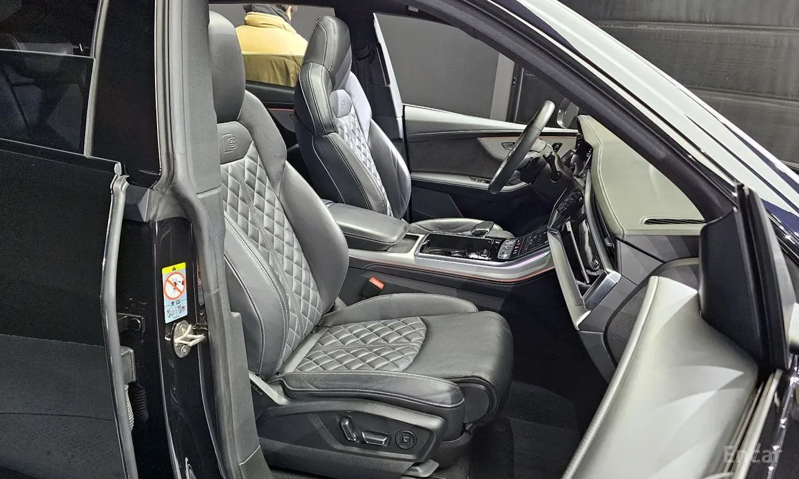 Фото 12 - Audi Q8