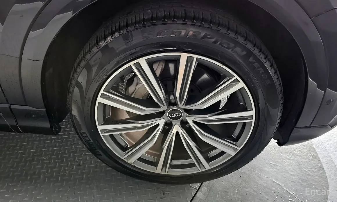 Фото 5 - Audi Q8