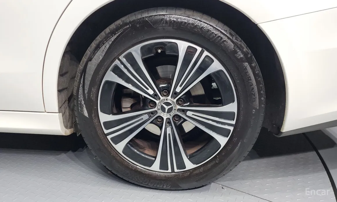 Фото 5 - Mercedes-Benz E-Class