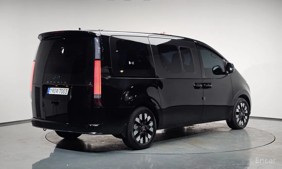 Фото 2 - Hyundai Staria