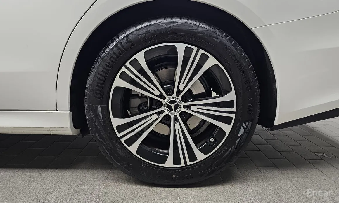 Фото 5 - Mercedes-Benz E-Class