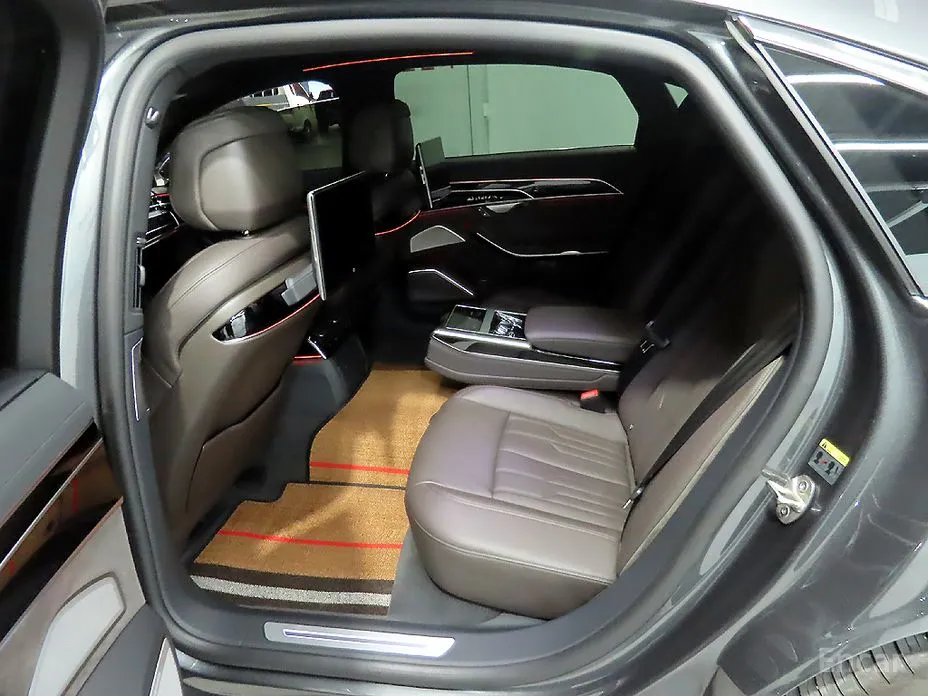 Фото 7 - Audi A8