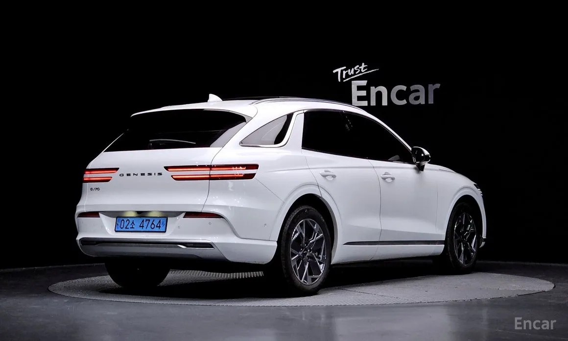 Фото 2 - Genesis GV70