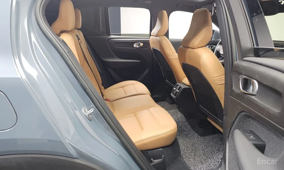 Фото 12 - Volvo XC40