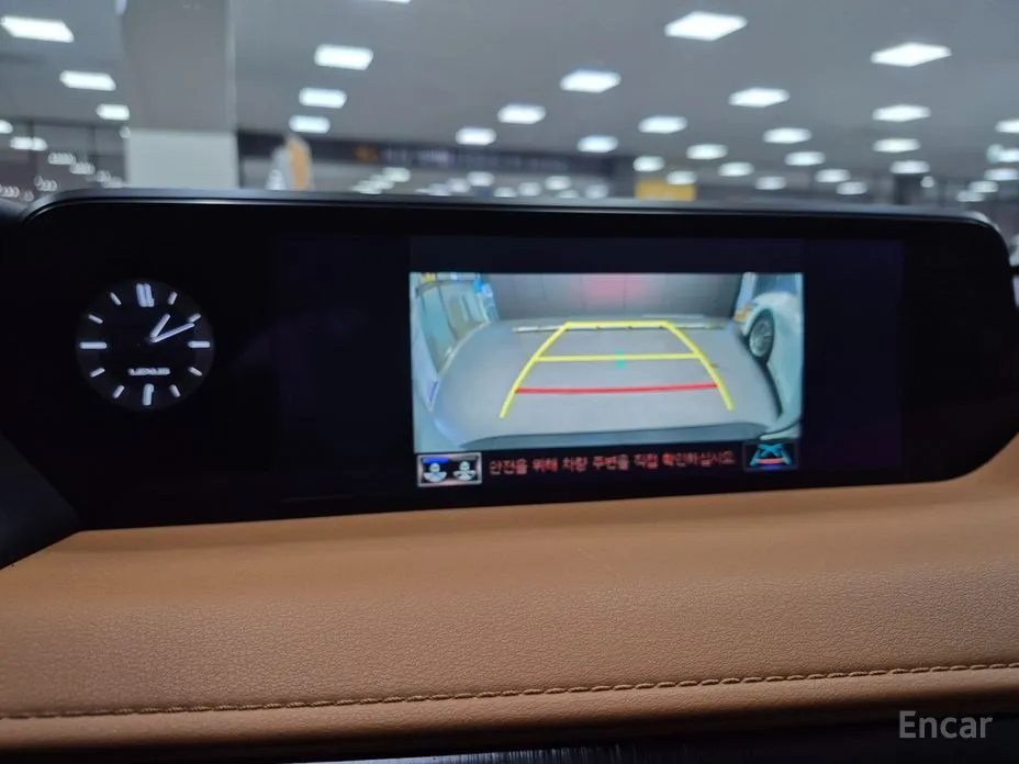 Фото 16 - Lexus UX