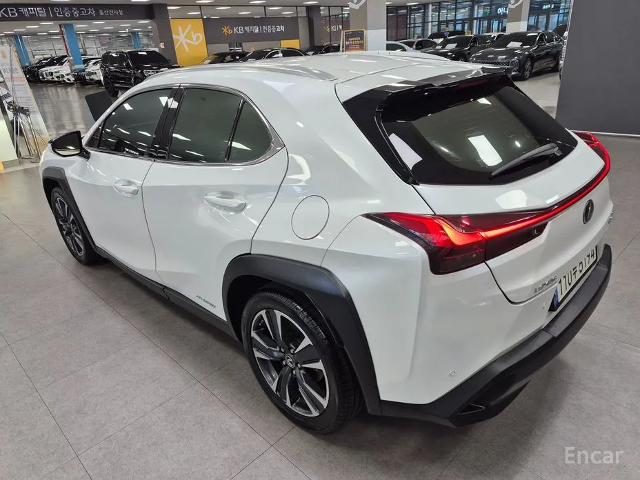 Фото 2 - Lexus UX