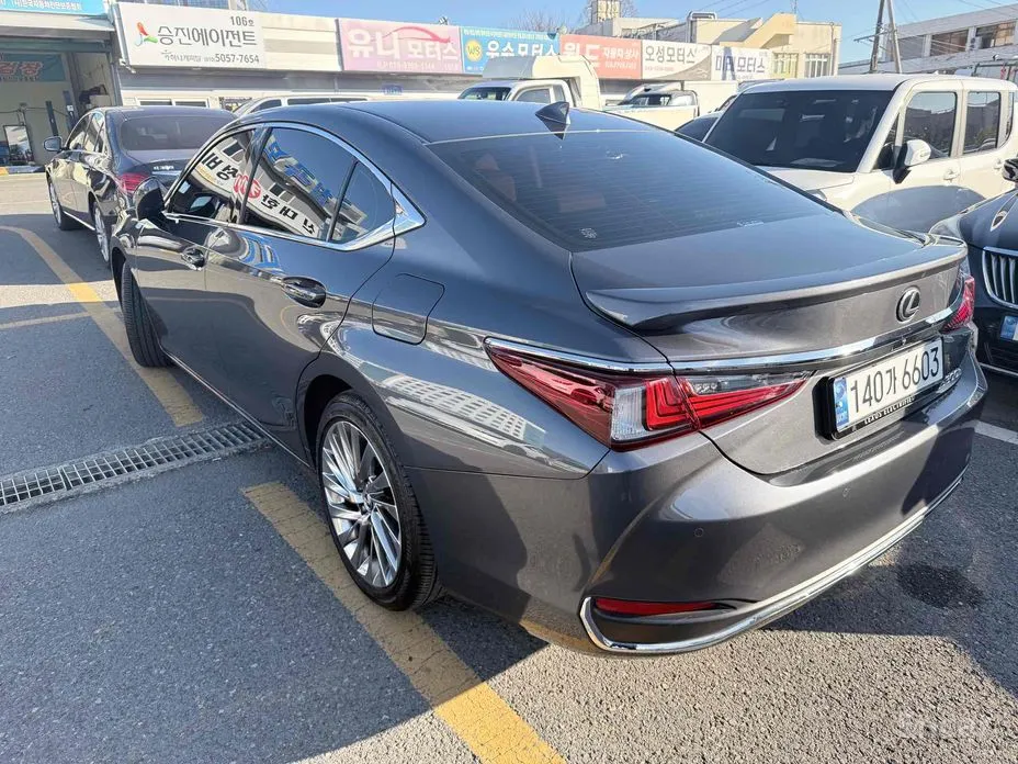 Фото 3 - Lexus ES