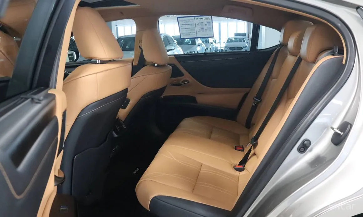 Фото 10 - Lexus ES