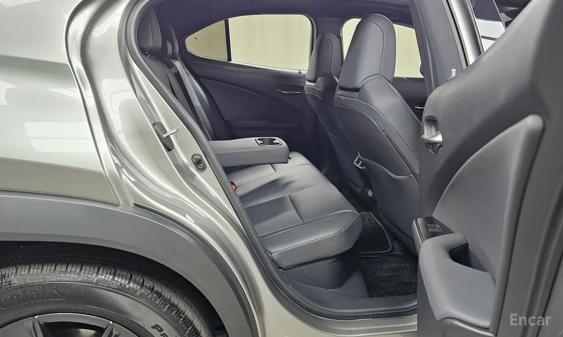 Фото 12 - Lexus UX