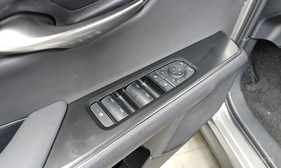 Фото 14 - Lexus UX