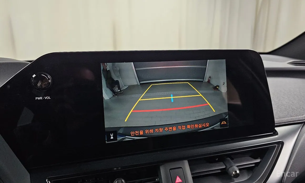 Фото 17 - Lexus UX