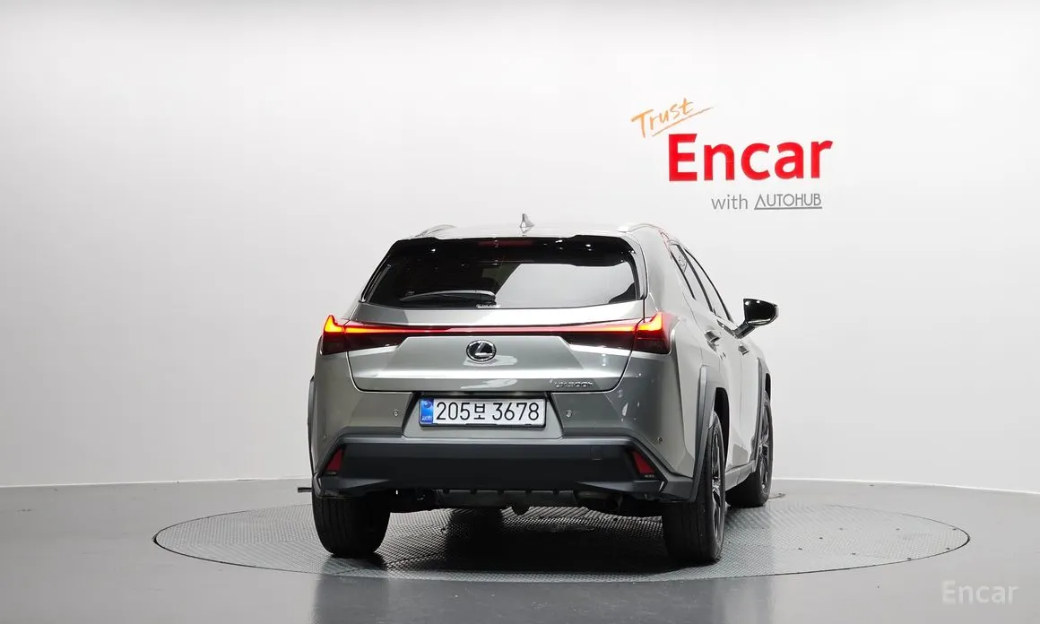 Фото 4 - Lexus UX