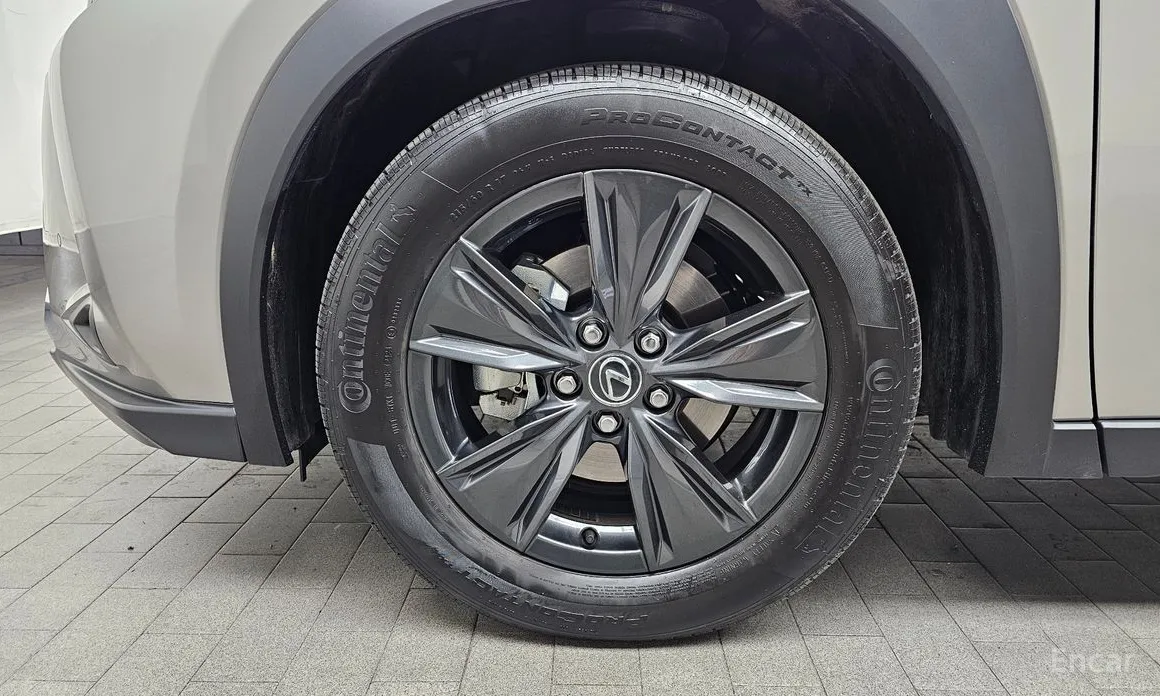 Фото 5 - Lexus UX