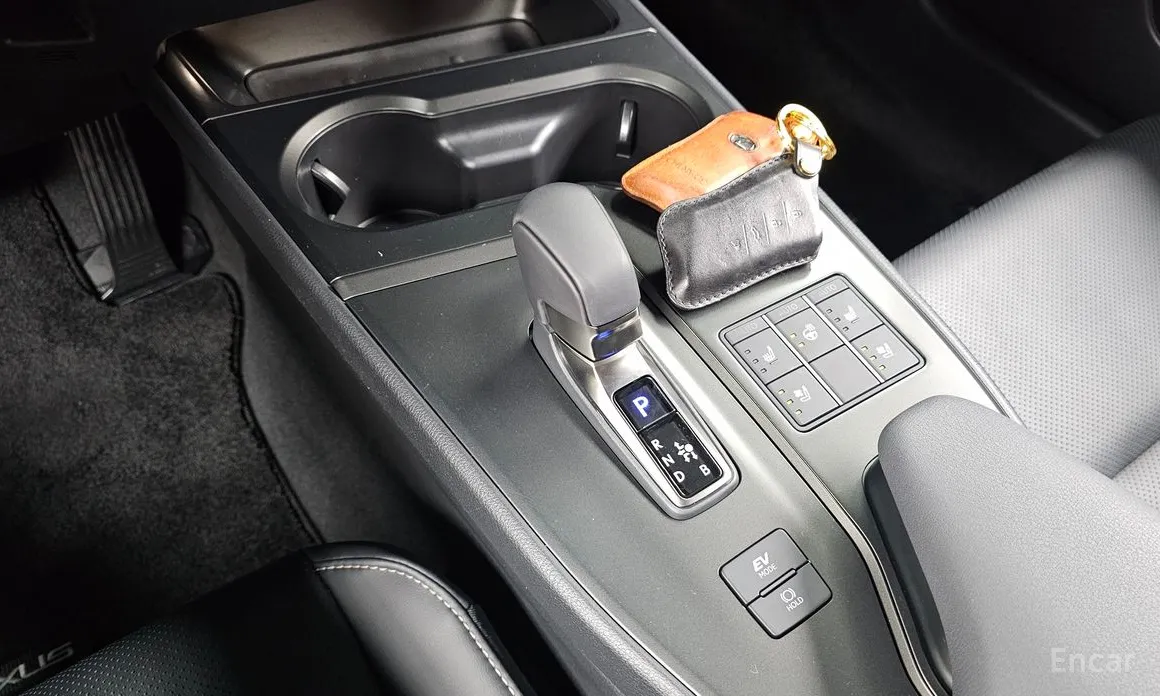 Фото 9 - Lexus UX