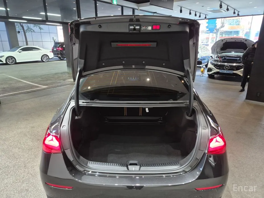 Фото 20 - Mercedes-Benz E-Class