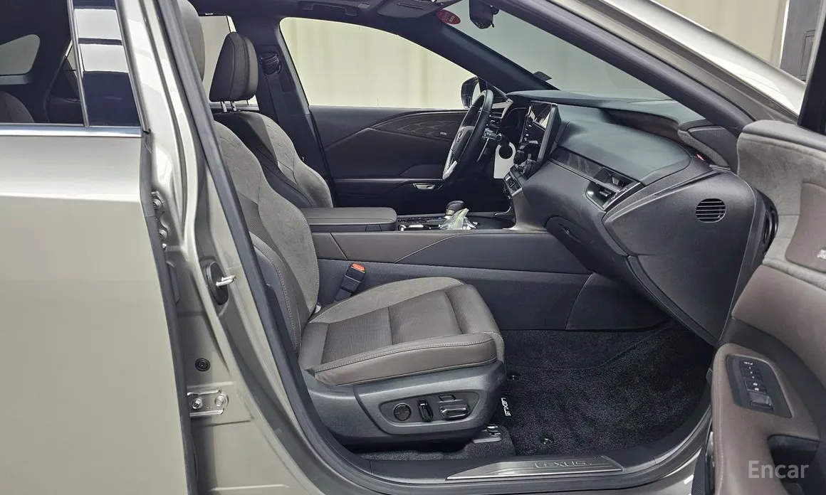 Фото 11 - Lexus RX