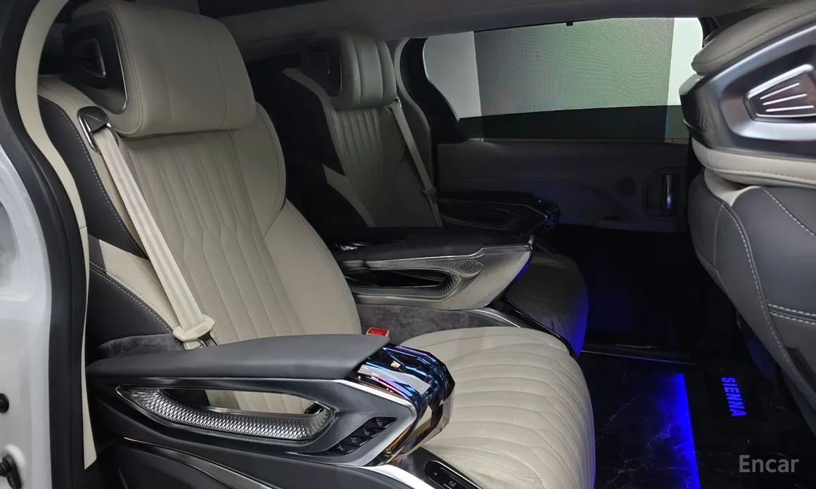 Photo 12 - Toyota Sienna