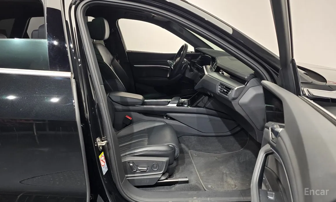 Фото 11 - Audi e-tron