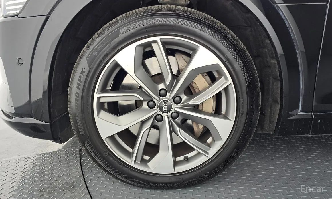Фото 5 - Audi e-tron