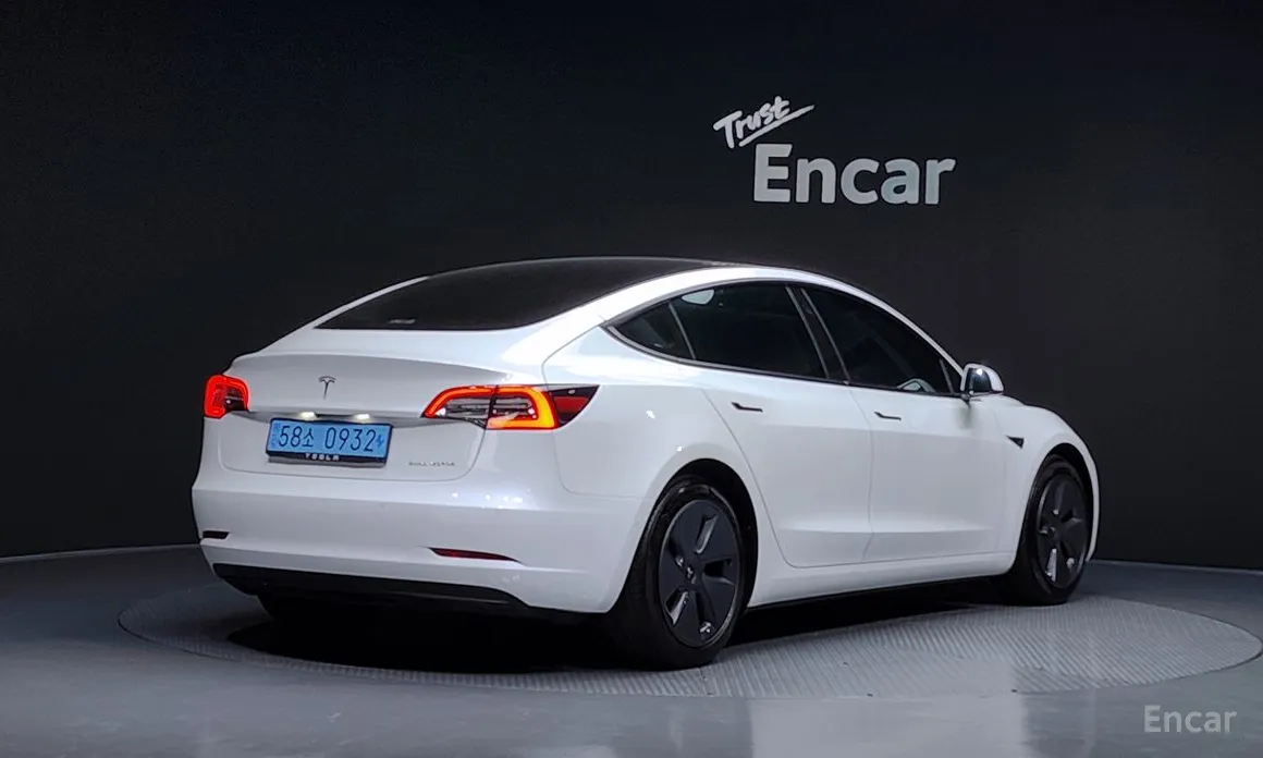 Фото 2 - Tesla Model 3