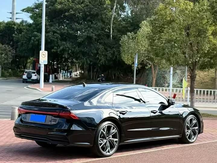 Фото 9 - Audi A7L