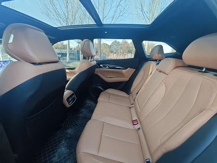 Фото 5 - Geely Atlas L